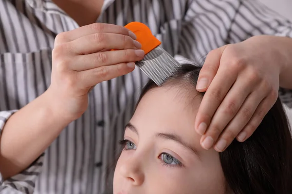 Mother Using Nit Comb Her Daughter Hair Indoors Lice Treatment — Stock Photo, Image