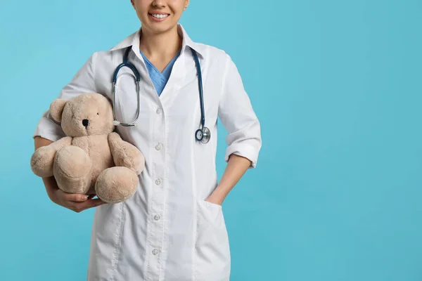 Pédiatre Avec Ours Peluche Stéthoscope Sur Fond Turquoise Gros Plan — Photo