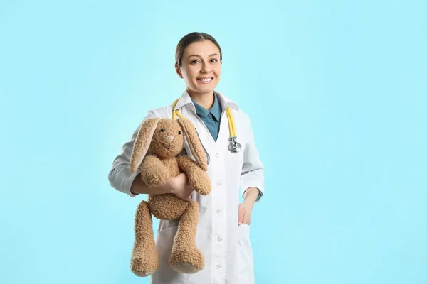 Pédiatre Avec Lapin Jouet Stéthoscope Sur Fond Turquoise — Photo