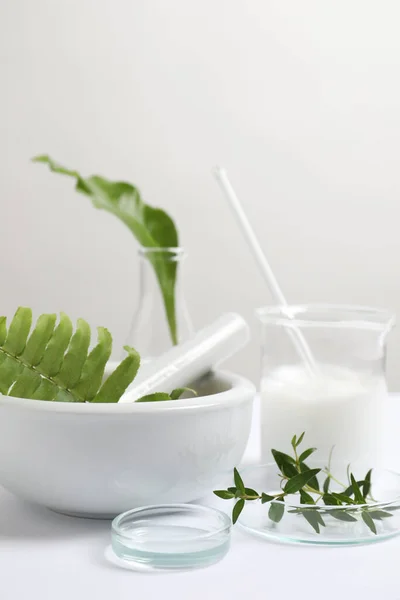 Натуральні Інгредієнти Лабораторний Скляний Посуд Органічного Косметичного Продукту Білому Столі — стокове фото