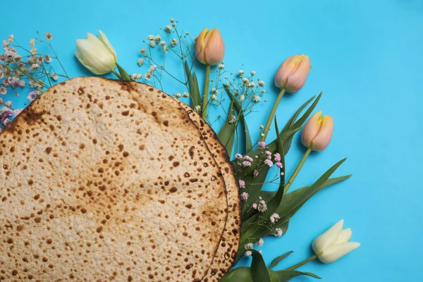 Tasty Matzos Fresh Flowers Light Blue Background Flat Lay Passover — Stock Photo, Image