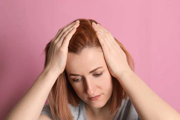 Frau Mit Glatze Auf Rosa Hintergrund — Stockfoto