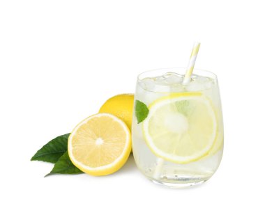 Soğuk taze limonata ve beyaz arka planda meyveler.