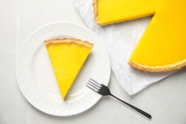 Açık gri mermer masada nefis ev yapımı limonlu turta.