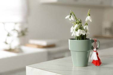 Güzel kar damlaları, geleneksel martisor ile kapalı masa, yazı için yer. İlk bahar gününün sembolü