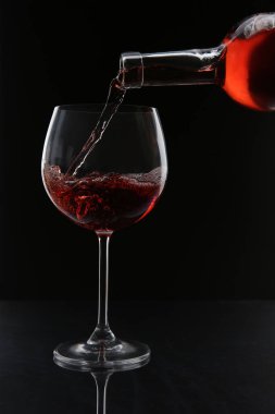 Kırmızı şarabı şişeden siyaha dök.