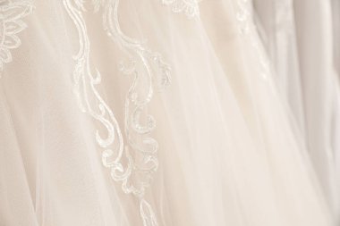 Dantelli güzel gelinlik, yakın çekim manzaralı.