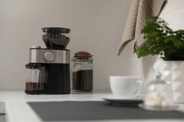 Modern kahve öğütücüsü mutfakta tezgahta.