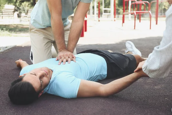 Passant Führt Cpr Bewusstlosem Mann Freien Durch Erste Hilfe — Stockfoto