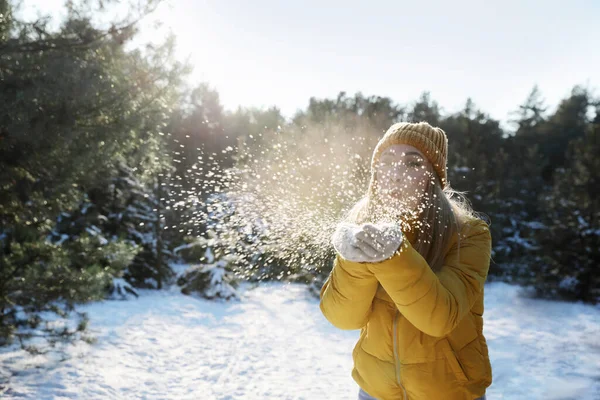 Mujer Soplando Nieve Las Manos Bosque Invierno Espacio Para Texto — Foto de Stock