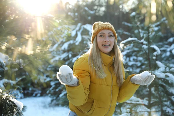 Kvinna Som Håller Snöbollar Utomhus Vinterdagen — Stockfoto