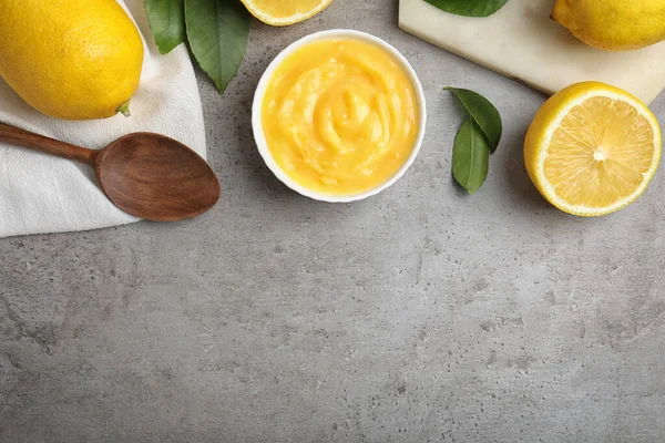 Gri masadaki kasede lezzetli limon ezmesi, düz. Metin için boşluk