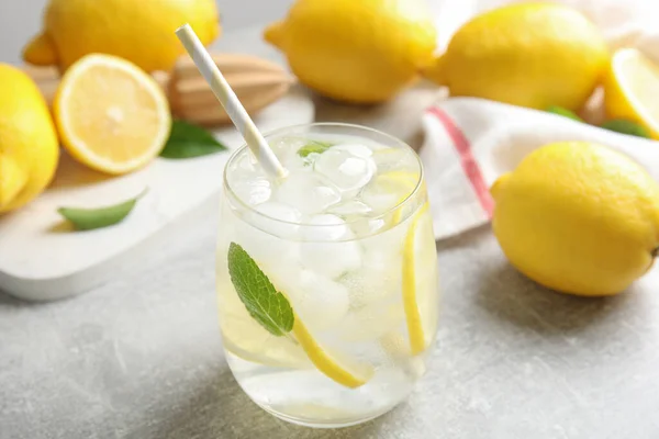 Glas Kalte Limonade Auf Hellgrauem Tisch Nahaufnahme — Stockfoto