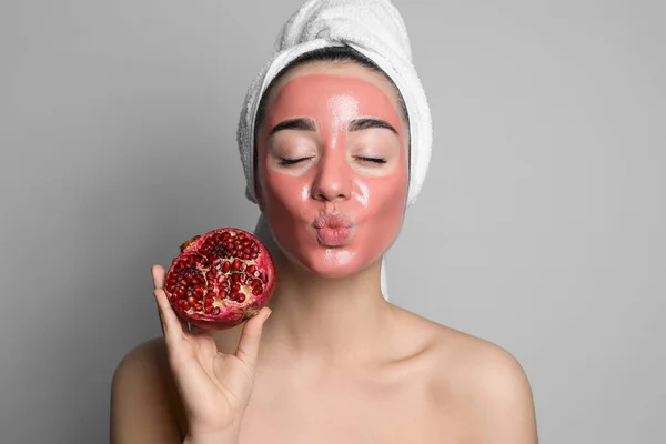 Donna Con Maschera Viso Melograno Frutta Fresca Sfondo Grigio — Foto Stock