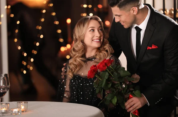 Homme Présentant Des Roses Bien Aimée Femme Restaurant Dîner Saint — Photo