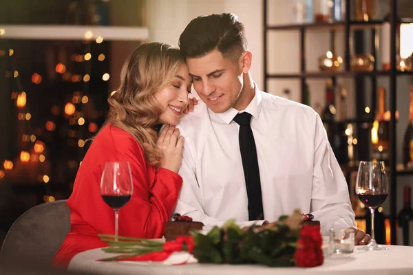 Schönes Paar Beim Romantischen Abendessen Valentinstag Restaurant — Stockfoto