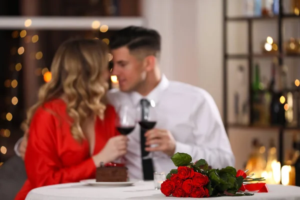 Schönes Paar Feiert Valentinstag Restaurant Fokus Auf Tisch Mit Roten — Stockfoto