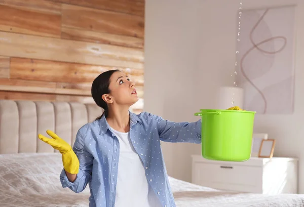 Jonge Vrouw Verzamelt Lekkende Water Uit Het Plafond Slaapkamer Tijd — Stockfoto