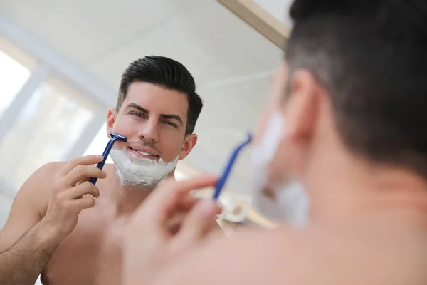 Bel Homme Rasage Près Miroir Dans Salle Bain — Photo