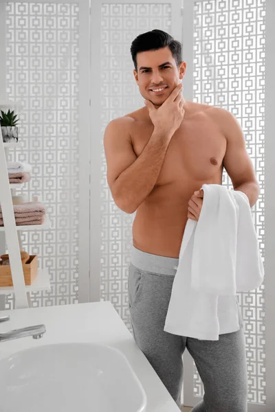 Bonito Homem Tocando Seu Rosto Liso Banheiro Depois Barbear — Fotografia de Stock