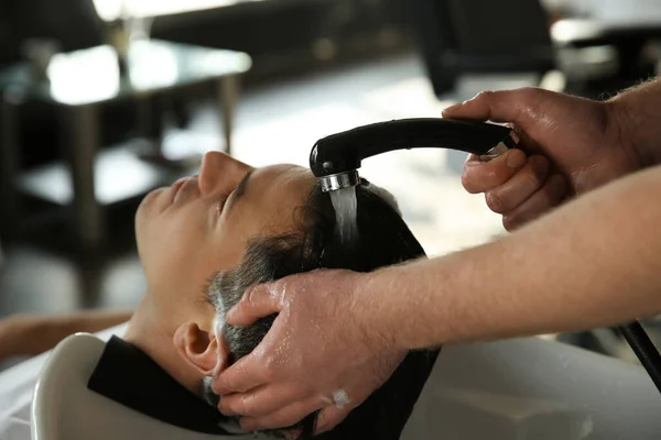 Profesionální Holič Mytí Vlasů Klienta Umyvadle Salonu Detailní Záběr — Stock fotografie