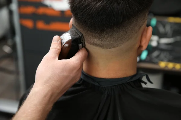 Professionelle Friseur Machen Stilvolle Frisur Salon Nahaufnahme — Stockfoto