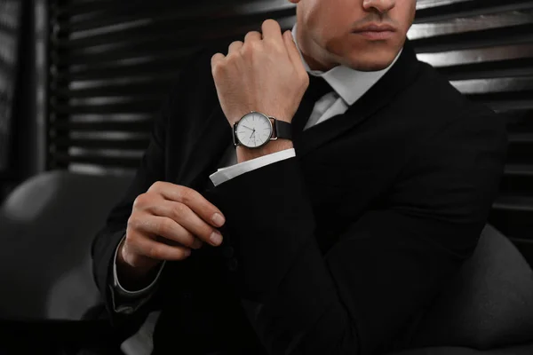 高級腕時計を持つビジネスマンは屋内で クローズアップ — ストック写真