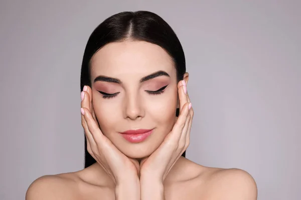 Mujer Hermosa Con Delineador Ojos Negro Sobre Fondo Gris —  Fotos de Stock