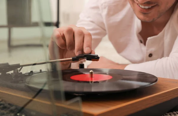 Hombre Feliz Usando Tocadiscos Casa Primer Plano — Foto de Stock