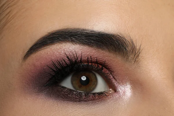 Mujer Joven Con Maquillaje Noche Primer Plano Producto Sombra Ojos — Foto de Stock