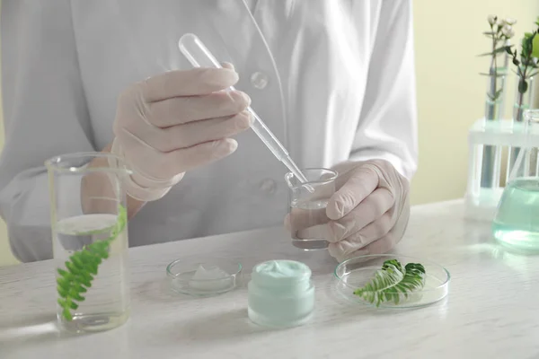 Cientista Fazendo Produto Cosmético Mesa Branca Laboratório Close — Fotografia de Stock