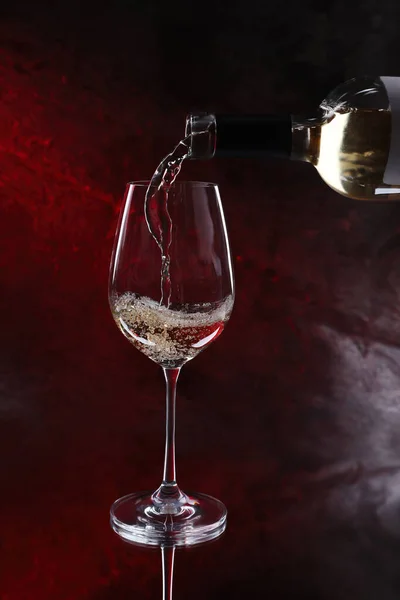 Versare Vino Bianco Dalla Bottiglia Vetro Sfondo Colore — Foto Stock