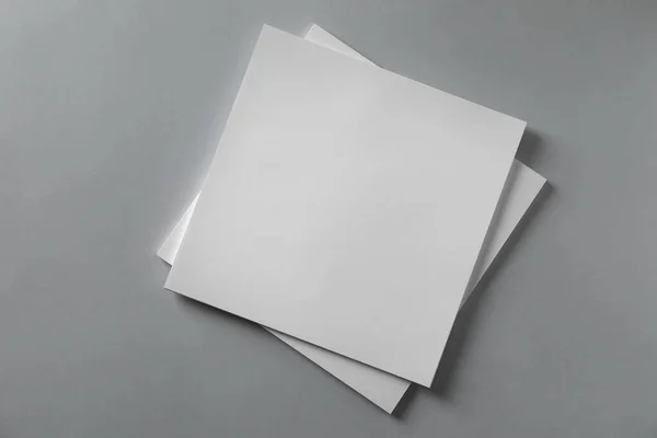 Pilha Folhas Papel Branco Para Brochura Sobre Fundo Cinza Claro — Fotografia de Stock