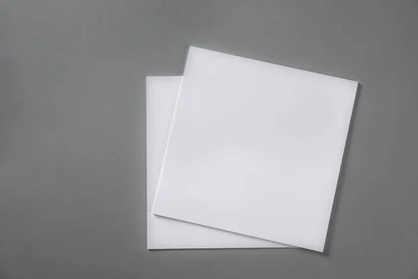 Montón Hojas Papel Blanco Para Folleto Sobre Fondo Gris Claro —  Fotos de Stock