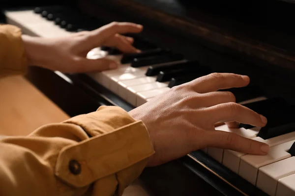 Ung Kvinna Spelar Piano Närbild Musiklektion — Stockfoto
