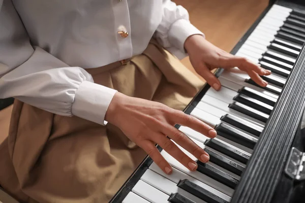 年轻女子弹钢琴 音乐课 — 图库照片