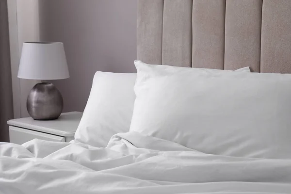 Beyaz Yumuşak Yastıklar Yatakta Lamba Odada — Stok fotoğraf