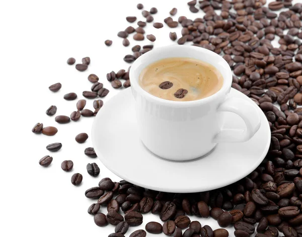 Beker Met Aromatische Koffie Stapel Bonen Witte Achtergrond — Stockfoto