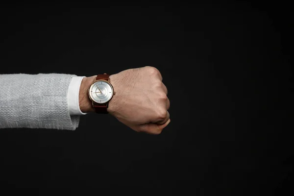 Homem Negócios Usando Relógio Pulso Fundo Preto Close Gestão Tempo — Fotografia de Stock