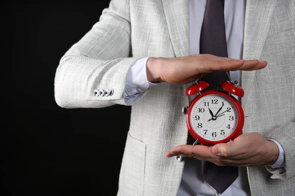 Empresário Segurando Despertador Fundo Preto Close Gestão Tempo — Fotografia de Stock