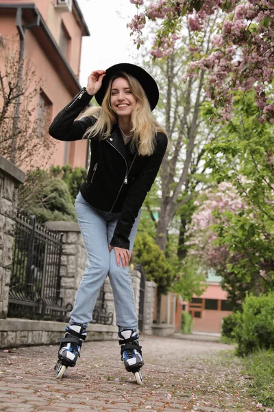 Mulher Jovem Patinagem Dia Primavera — Fotografia de Stock