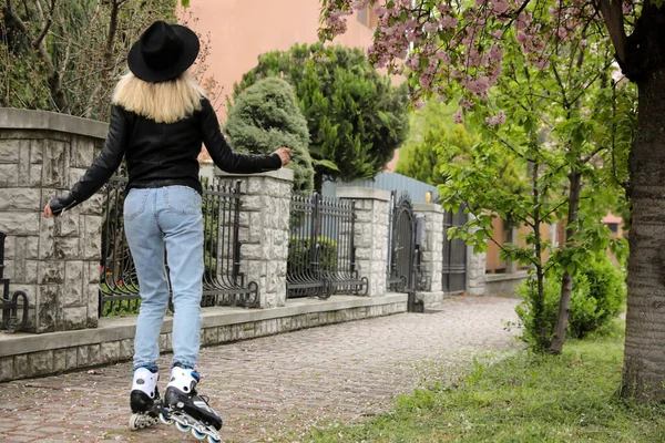 Mujer Joven Patinaje Sobre Ruedas Día Primavera Vista Trasera —  Fotos de Stock