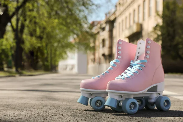 Elegantes Patines Rosados Aire Libre Día Soleado Espacio Para Texto — Foto de Stock