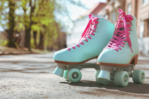 Stijlvolle Roze Rolschaatsen Buiten Zonnige Dag Ruimte Voor Tekst — Stockfoto
