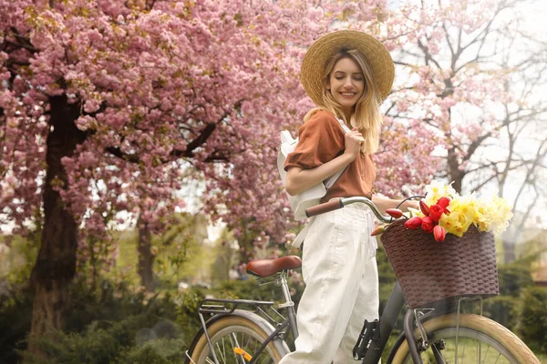 Mulher Jovem Bonita Com Bicicleta Flores Parque Dia Primavera Agradável — Fotografia de Stock