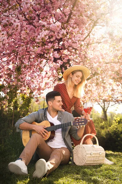 Schönes Paar Picknickt Sonnigem Frühlingstag Park — Stockfoto