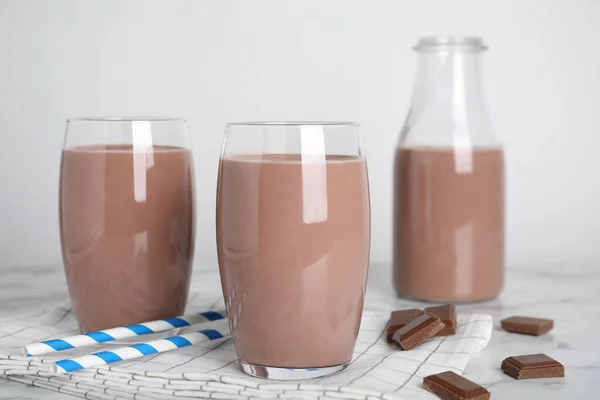 Finom Csokoládé Poharakban Tejes Üveg Asztalon — Stock Fotó