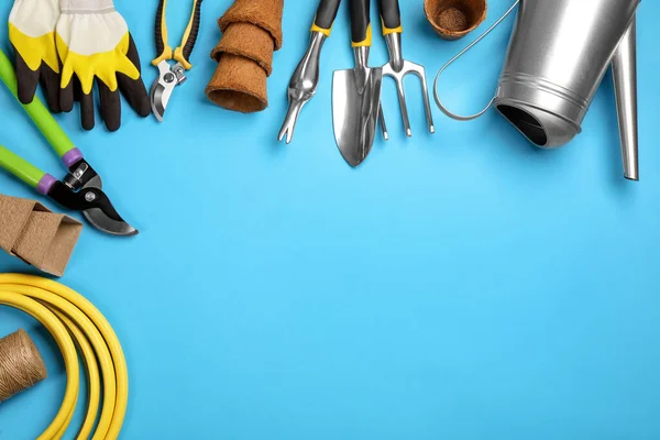 Flache Lagekomposition Mit Gartengeräten Auf Hellblauem Hintergrund Platz Für Text — Stockfoto