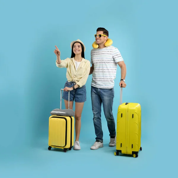Néhány Turista Bőröndökkel Világoskék Háttér — Stock Fotó