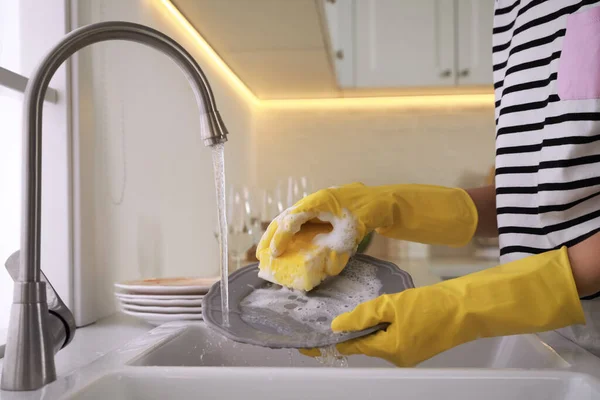 Mutfakta Bulaşık Yıkayan Kadın Yakın Çekim — Stok fotoğraf